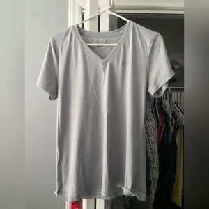 Under Armour HeatGear Gray V-Neck Short Sleeve Athletic T-Shirt Size L
